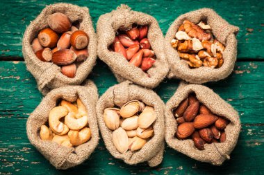 Ahşap masa, sağlıklı vegan fındık gıda mix.