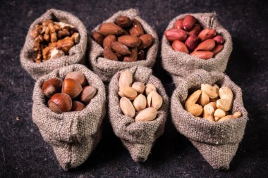 Ahşap masa, sağlıklı vegan fındık gıda mix.