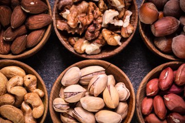 Ahşap masa, sağlıklı vegan fındık gıda mix.