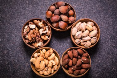 Ahşap masa, sağlıklı vegan fındık gıda mix.