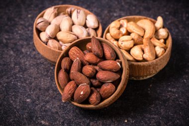 Ahşap masa, sağlıklı vegan fındık gıda mix.