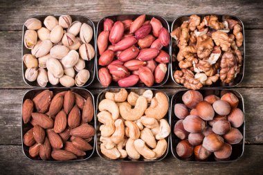 Ahşap masa, sağlıklı vegan fındık gıda mix.