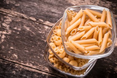 Makarna ahşap rustik arka plan üzerine çeşitli karışımı. Beslenme ve gıda 