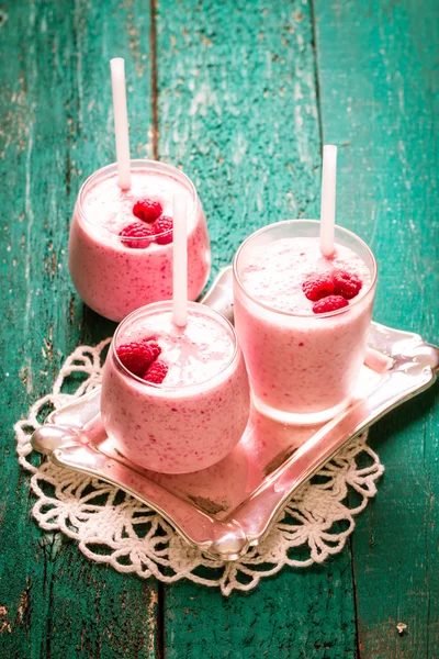 Batido de frambuesa fresca sobre un fondo de madera . —  Fotos de Stock