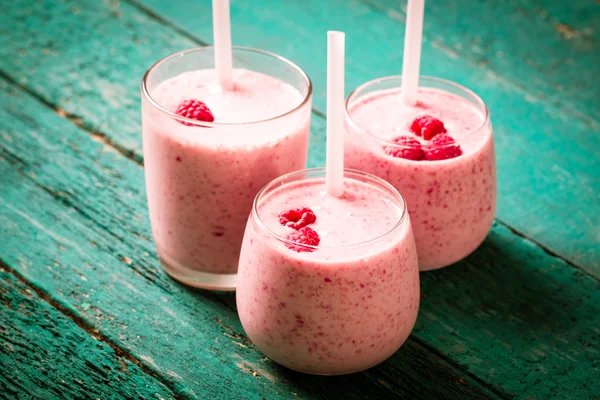 Batido de frambuesa fresca sobre un fondo de madera . —  Fotos de Stock