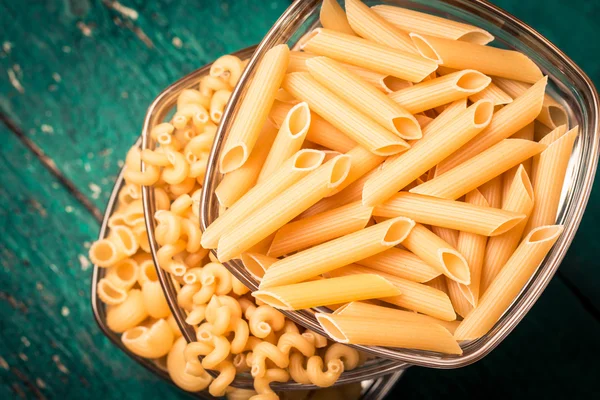 Varias mezclas de pasta sobre fondo rústico de madera. Dieta y alimentos —  Fotos de Stock