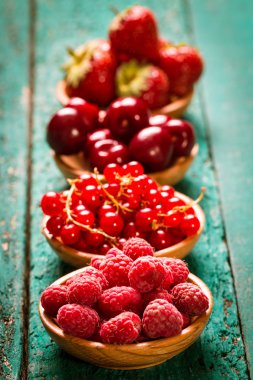 Taze yaz meyveleri, ahşap arka plan, sağlıklı gıda.