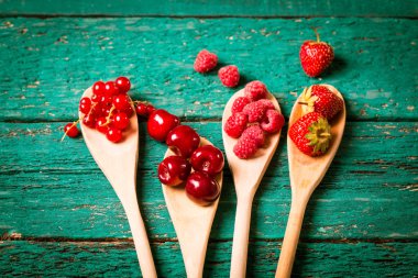 Taze yaz meyveleri, ahşap arka plan, sağlıklı gıda.