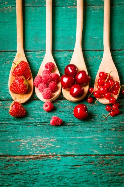 Taze yaz meyveleri, ahşap arka plan, sağlıklı gıda.