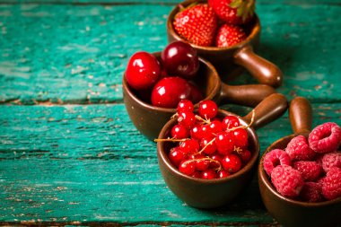 Taze yaz meyveleri, ahşap arka plan, sağlıklı gıda.