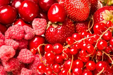 Taze yaz meyveleri, ahşap arka plan, sağlıklı gıda.