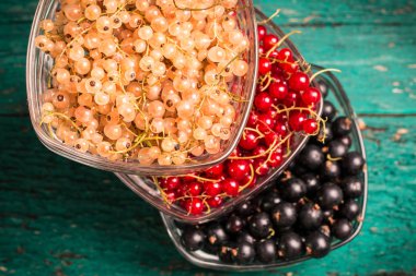 Taze yaz meyveleri, ahşap arka plan, sağlıklı gıda.