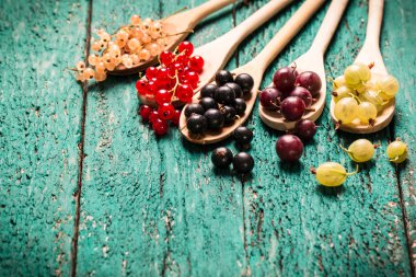 Taze yaz meyveleri, ahşap arka plan, sağlıklı gıda.