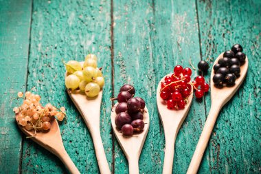 Taze yaz meyveleri, ahşap arka plan, sağlıklı gıda.