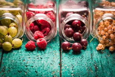 Taze yaz meyveleri, ahşap arka plan, sağlıklı gıda.