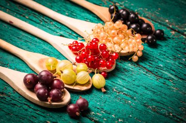 Taze yaz meyveleri, ahşap arka plan, sağlıklı gıda.