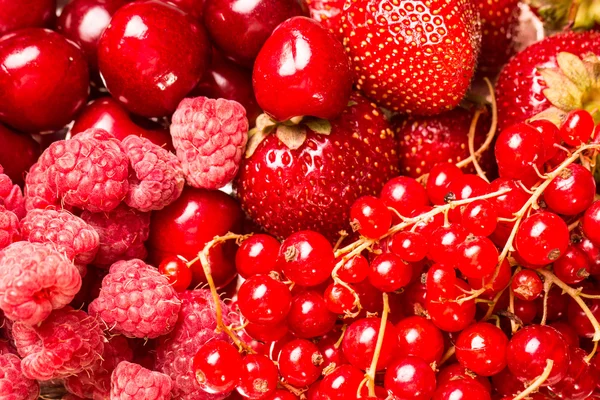 Taze yaz meyveleri, ahşap arka plan, sağlıklı gıda.