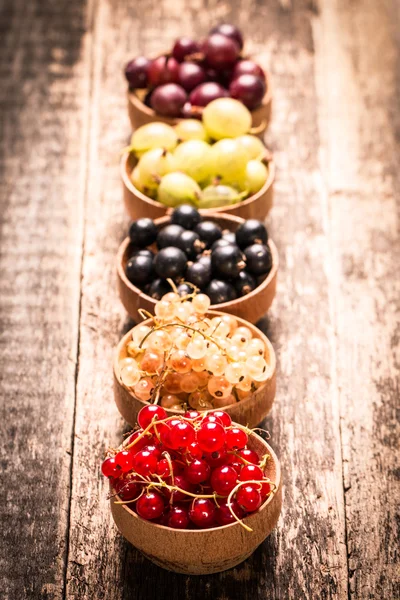 Färska sommarbär, trä bakgrund, hälsosam mat. — Stockfoto