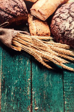 Ahşap masa, vintage filtre üzerinde taze ekmek