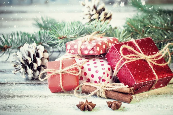 Weihnachtsdekoration auf abstraktem Hintergrund, Vintage-Filter, weicher Fokus — Stockfoto