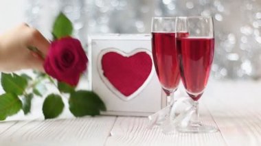 Güzel kırmızı Güllü romantik natürmort. Sevgililer günü kavramı