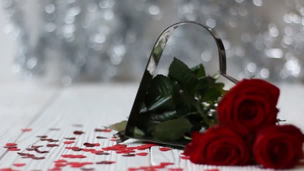 Natura morta romantica con bellissime rose rosse. Concetto di San Valentino — Video Stock