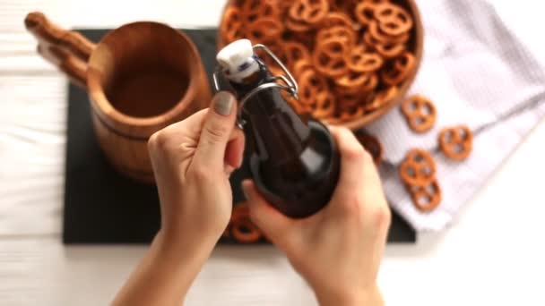 Una joven vierte cerveza en la taza — Vídeo de stock