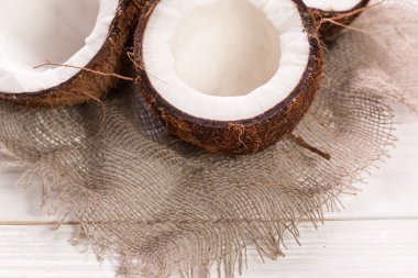 Hindistan cevizi ahşap masa üzerinde. Vintage filtre. Organik sağlıklı gıda kavramı. Güzellik ve Spa konsept.