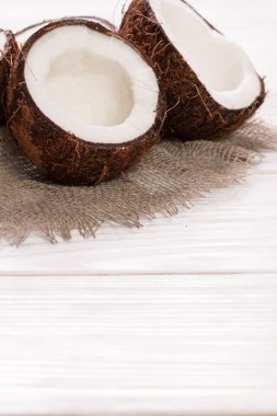 Hindistan cevizi ahşap masa üzerinde. Vintage filtre. Organik sağlıklı gıda kavramı. Güzellik ve Spa konsept.