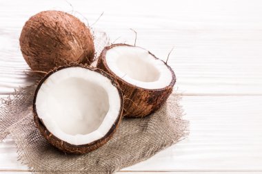 Hindistan cevizi ahşap masa üzerinde. Vintage filtre. Organik sağlıklı gıda kavramı. Güzellik ve Spa konsept.