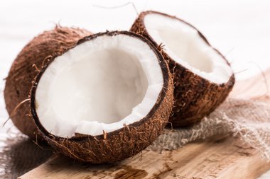 Hindistan cevizi ahşap masa üzerinde. Vintage filtre. Organik sağlıklı gıda kavramı. Güzellik ve Spa konsept.