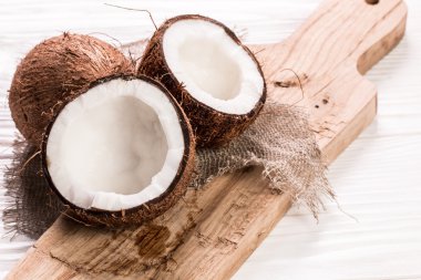 Hindistan cevizi ahşap masa üzerinde. Vintage filtre. Organik sağlıklı gıda kavramı. Güzellik ve Spa konsept.