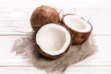 Hindistan cevizi ahşap masa üzerinde. Vintage filtre. Organik sağlıklı gıda kavramı. Güzellik ve Spa konsept.