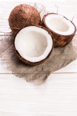 Hindistan cevizi ahşap masa üzerinde. Vintage filtre. Organik sağlıklı gıda kavramı. Güzellik ve Spa konsept.