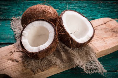 Hindistan cevizi ahşap masa üzerinde. Vintage filtre. Organik sağlıklı gıda kavramı. Güzellik ve Spa konsept.