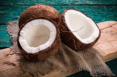 Hindistan cevizi ahşap masa üzerinde. Vintage filtre. Organik sağlıklı gıda kavramı. Güzellik ve Spa konsept.