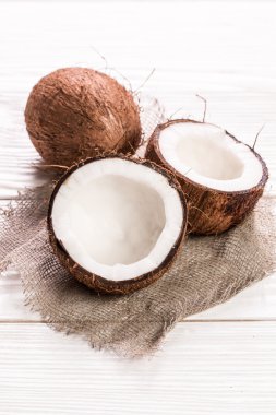 Hindistan cevizi ahşap masa üzerinde. Vintage filtre. Organik sağlıklı gıda kavramı. Güzellik ve Spa konsept.