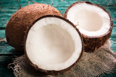 Hindistan cevizi ahşap masa üzerinde. Vintage filtre. Organik sağlıklı gıda kavramı. Güzellik ve Spa konsept.