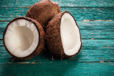 Hindistan cevizi ahşap masa üzerinde. Vintage filtre. Organik sağlıklı gıda kavramı. Güzellik ve Spa konsept.