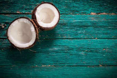 Hindistan cevizi ahşap masa üzerinde. Vintage filtre. Organik sağlıklı gıda kavramı. Güzellik ve Spa konsept.