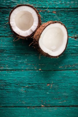 Hindistan cevizi ahşap masa üzerinde. Vintage filtre. Organik sağlıklı gıda kavramı. Güzellik ve Spa konsept.