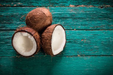 Hindistan cevizi ahşap masa üzerinde. Vintage filtre. Organik sağlıklı gıda kavramı. Güzellik ve Spa konsept.