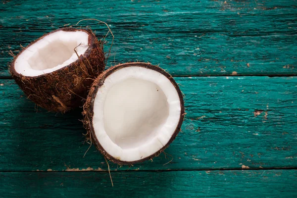 Noce di cocco sul tavolo in legno.Filtro vintage. Concetto di cibo sano biologico Concetto di bellezza e SPA . — Foto Stock