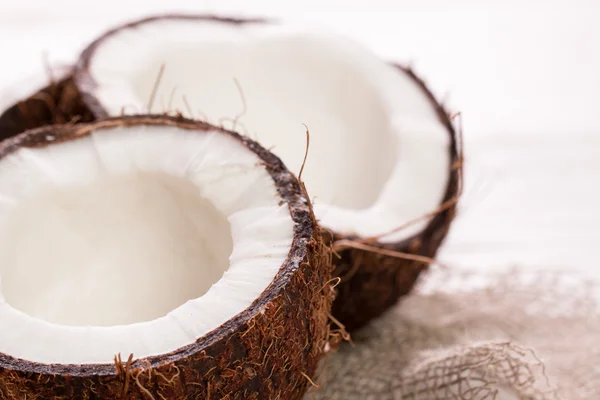 Kokosnuss auf Holztisch. Vintage-Filter. Bio-Konzept für gesunde Ernährung. Beauty und Wellness-Konzept. — Stockfoto