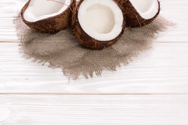 Kokosnoot op houten tafel. Vintage filter. Organische gezonde voeding concept. Schoonheid en Spa concept. — Stockfoto