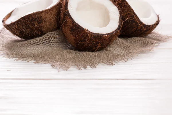 Kokosnoot op houten tafel. Vintage filter. Organische gezonde voeding concept. Schoonheid en Spa concept. — Stockfoto