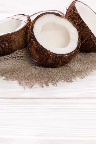 Kokos på träbord. Vintage filter. Ekologisk hälsosam mat koncept. Skönhet och Spa koncept. — Stockfoto