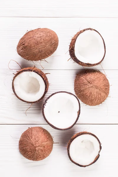 Kokosnuss auf Holztisch. Vintage-Filter. Bio-Konzept für gesunde Ernährung. Beauty und Wellness-Konzept. — Stockfoto