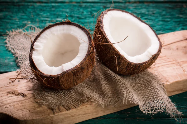 Kokosnuss auf Holztisch. Vintage-Filter. Bio-Konzept für gesunde Ernährung. Beauty und Wellness-Konzept. — Stockfoto