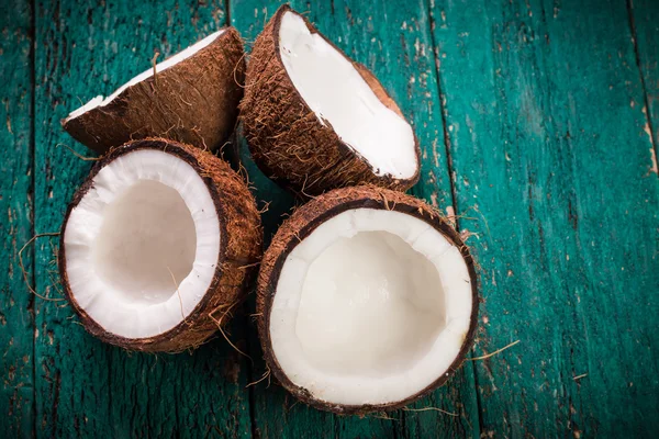 Noce di cocco sul tavolo in legno.Filtro vintage. Concetto di cibo sano biologico Concetto di bellezza e SPA . — Foto Stock